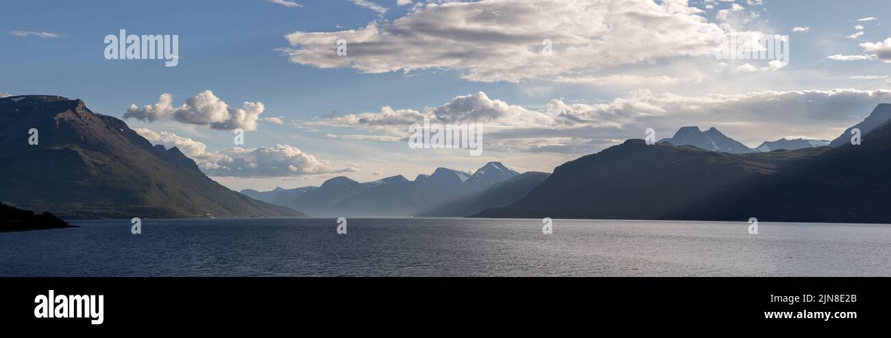 Lyngen alpi e fiordo in estate in Norvegia in estate. Foto Stock