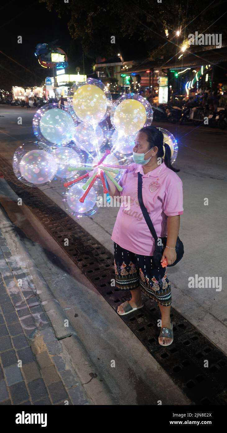 PATTAYA MUSIC FESTIVAL 2022 Opening Weekend Lady in Elephant pants Selling Balloons 6 agosto 7 Foto Stock