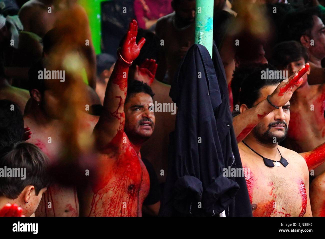 I lutto musulmani sciiti si flagellano durante una processione il decimo giorno di Muharram che segna il giorno di Ashura ad Ajmer, Rajasthan, India, 9 agosto 2022. Foto di ABACAPRESS.COM Foto Stock