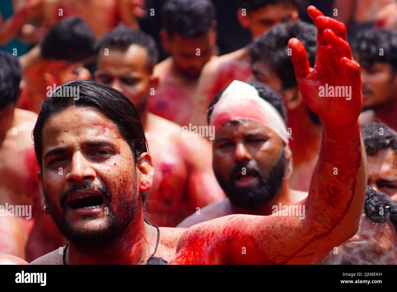 I lutto musulmani sciiti si flagellano durante una processione il decimo giorno di Muharram che segna il giorno di Ashura ad Ajmer, Rajasthan, India, 9 agosto 2022. Foto di ABACAPRESS.COM Foto Stock
