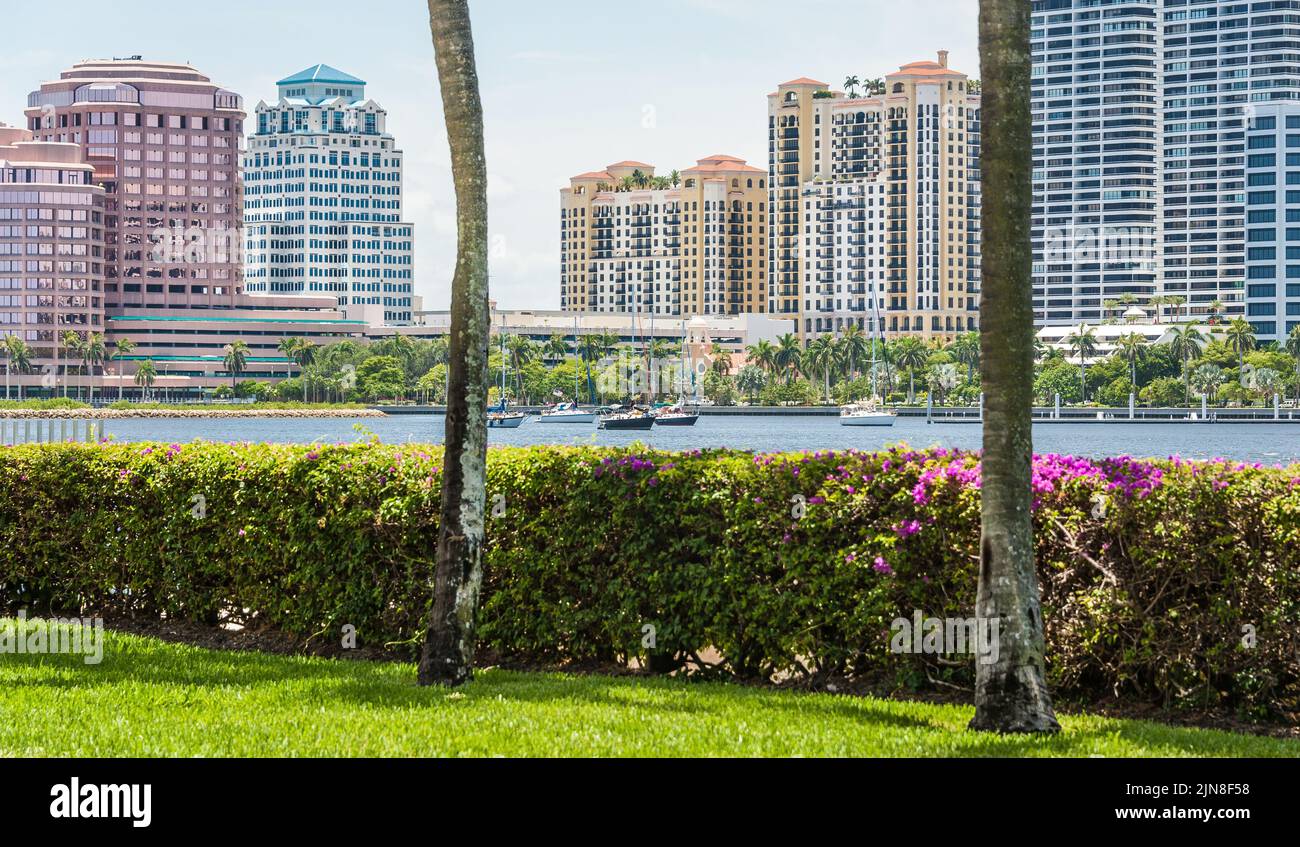 Vista sul lungomare del centro di West Palm Beach da Palm Beach, Florida, con barche a vela che ospitano la Intracoastal Waterway. (USA) Foto Stock