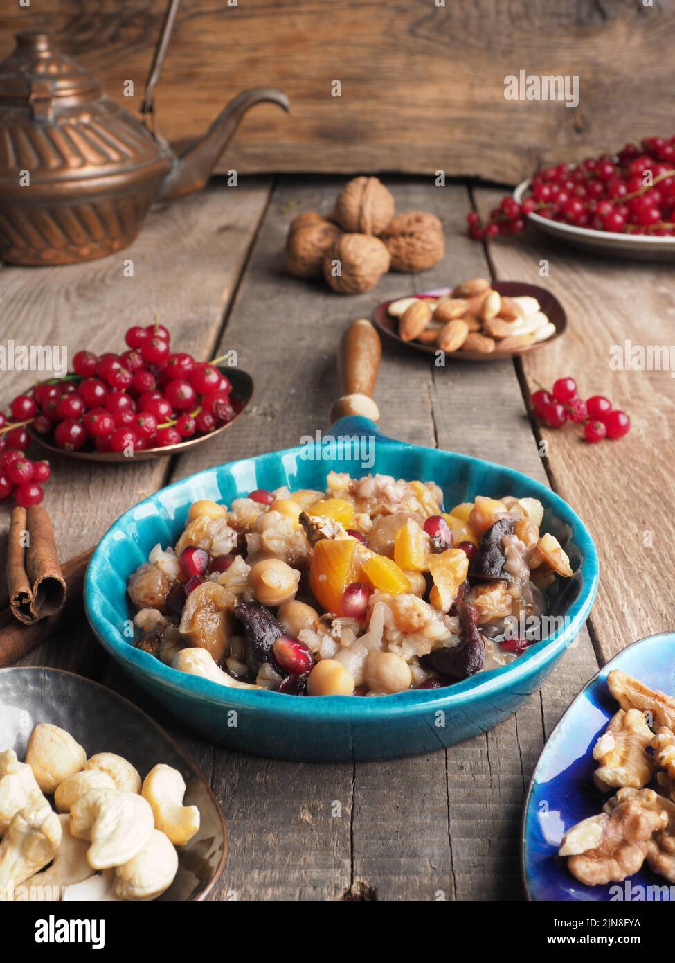 Gustoso budino all'arca Noè in una ciotola creamica, sani muesli su un rustico tavolo di legno, fresco e biologico concetto di cibo tradizionale Foto Stock