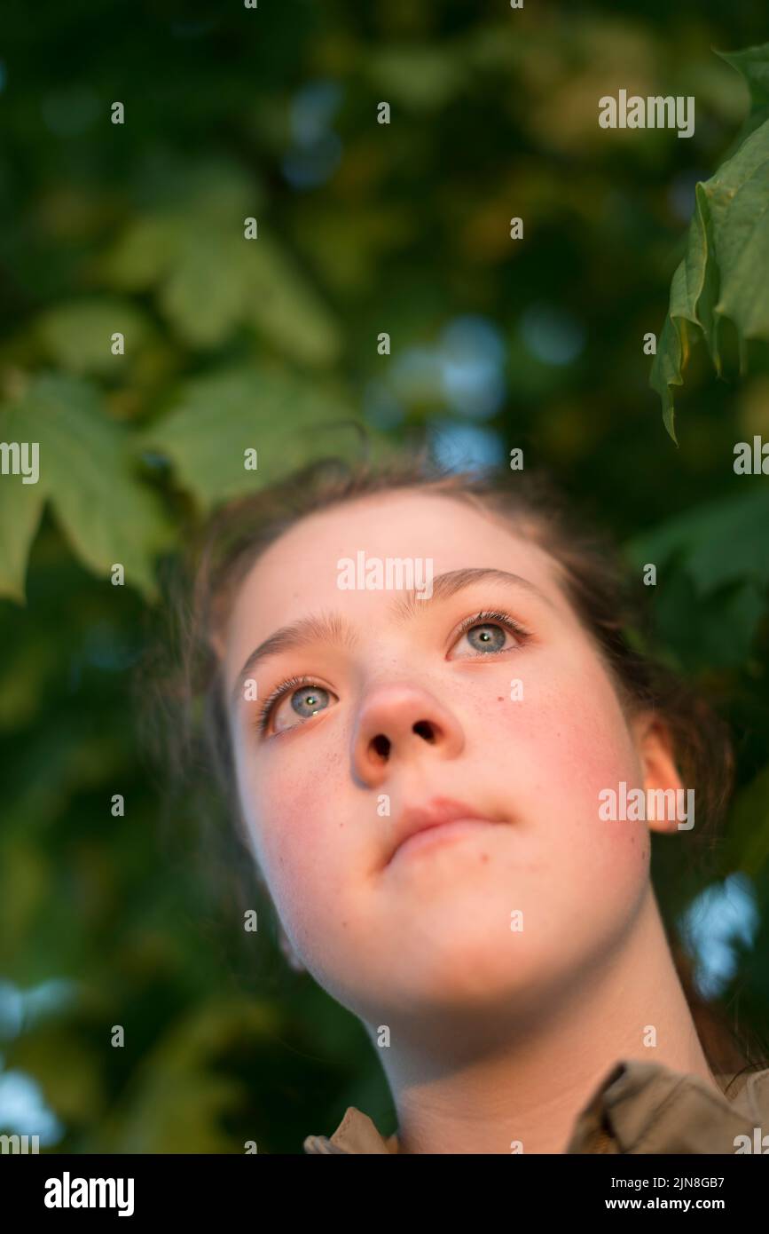 ragazza ritratto closeup all'aperto di sera con messa a fuoco sugli occhi presi dal basso Foto Stock