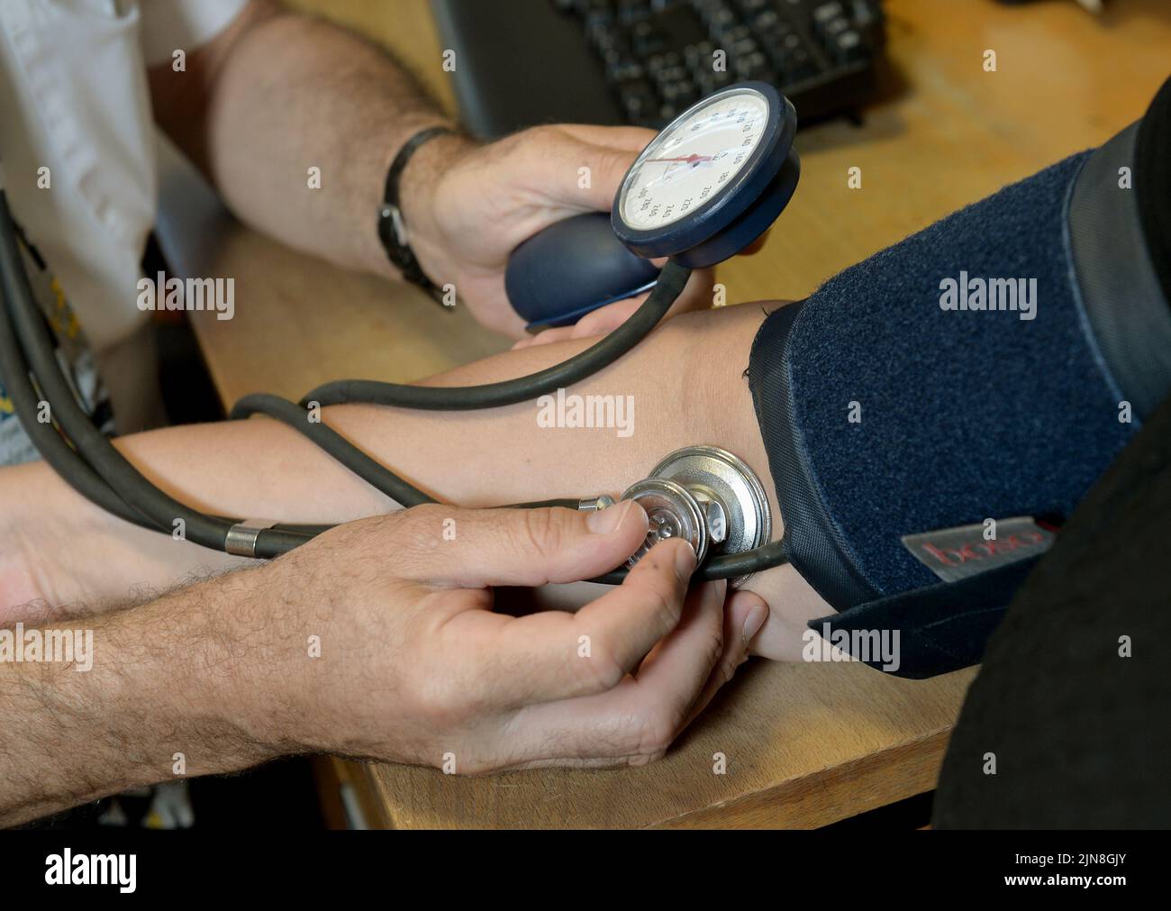 La foto di archivio datata 10/09/14 di un medico che controlla la pressione sanguigna di un paziente, come la metà degli adulti britannici con un possibile sintomo di cancro non contatta il loro GP entro sei mesi, malgrado i cambiamenti di macchia al loro corpo, la ricerca suggerisce. Foto Stock