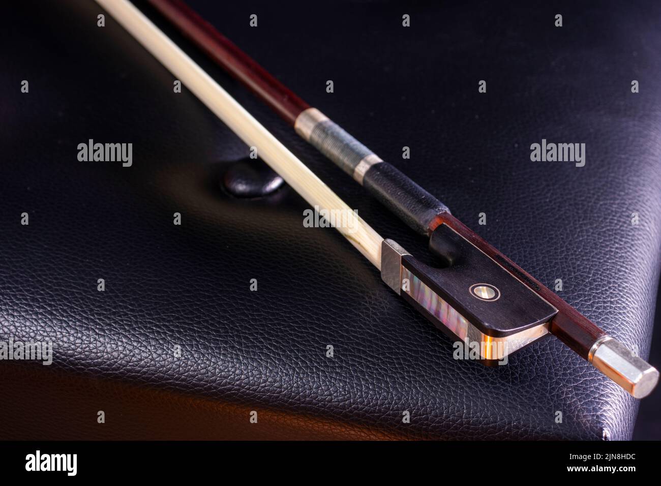 violoncello e arco su panca per pianoforte Foto Stock