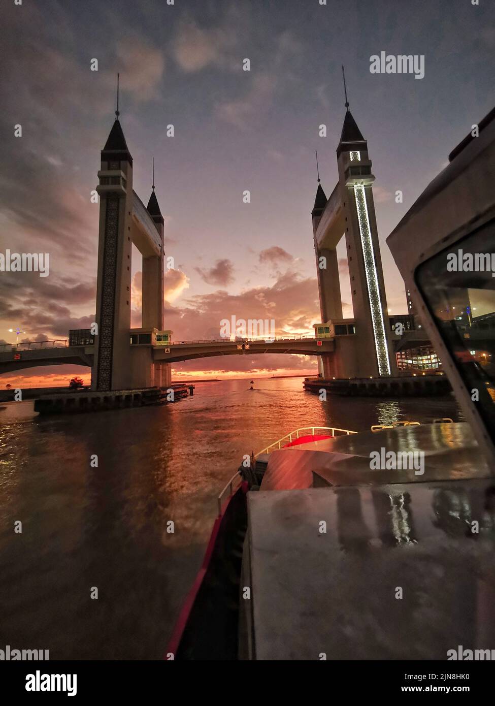 la barca si prepara a passare sotto la sposa durante l'alba Foto Stock