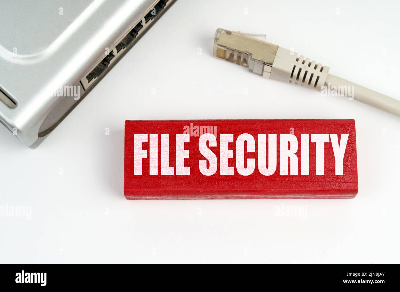Internet e concetto di sicurezza. Sul tavolo è presente un router disconnesso dalla rete, accanto a una targa con l'iscrizione - file Security Foto Stock