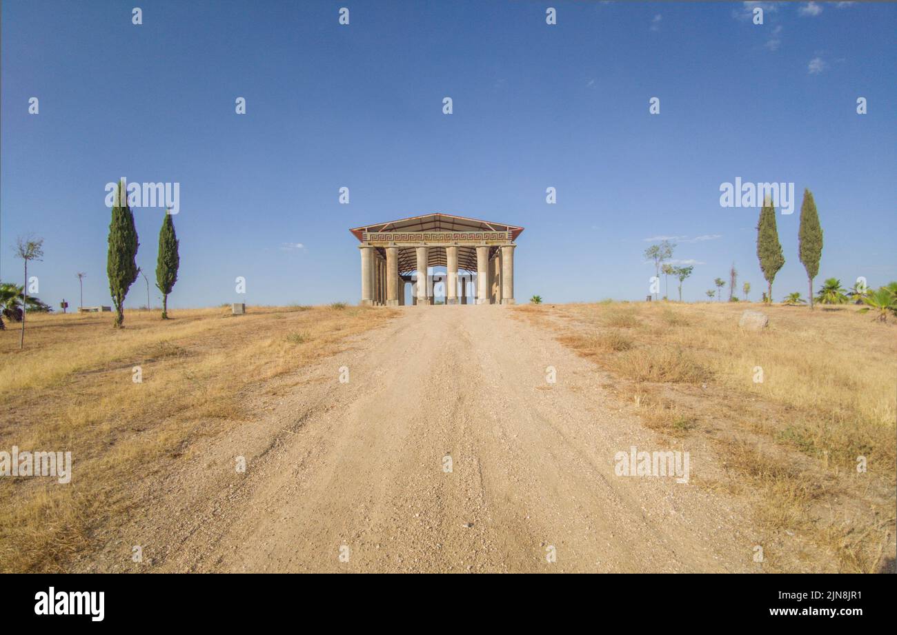 Replica del Partenone costruita con materiali da costruzione riciclati. Don Benito, Badajoz, Spagna Foto Stock