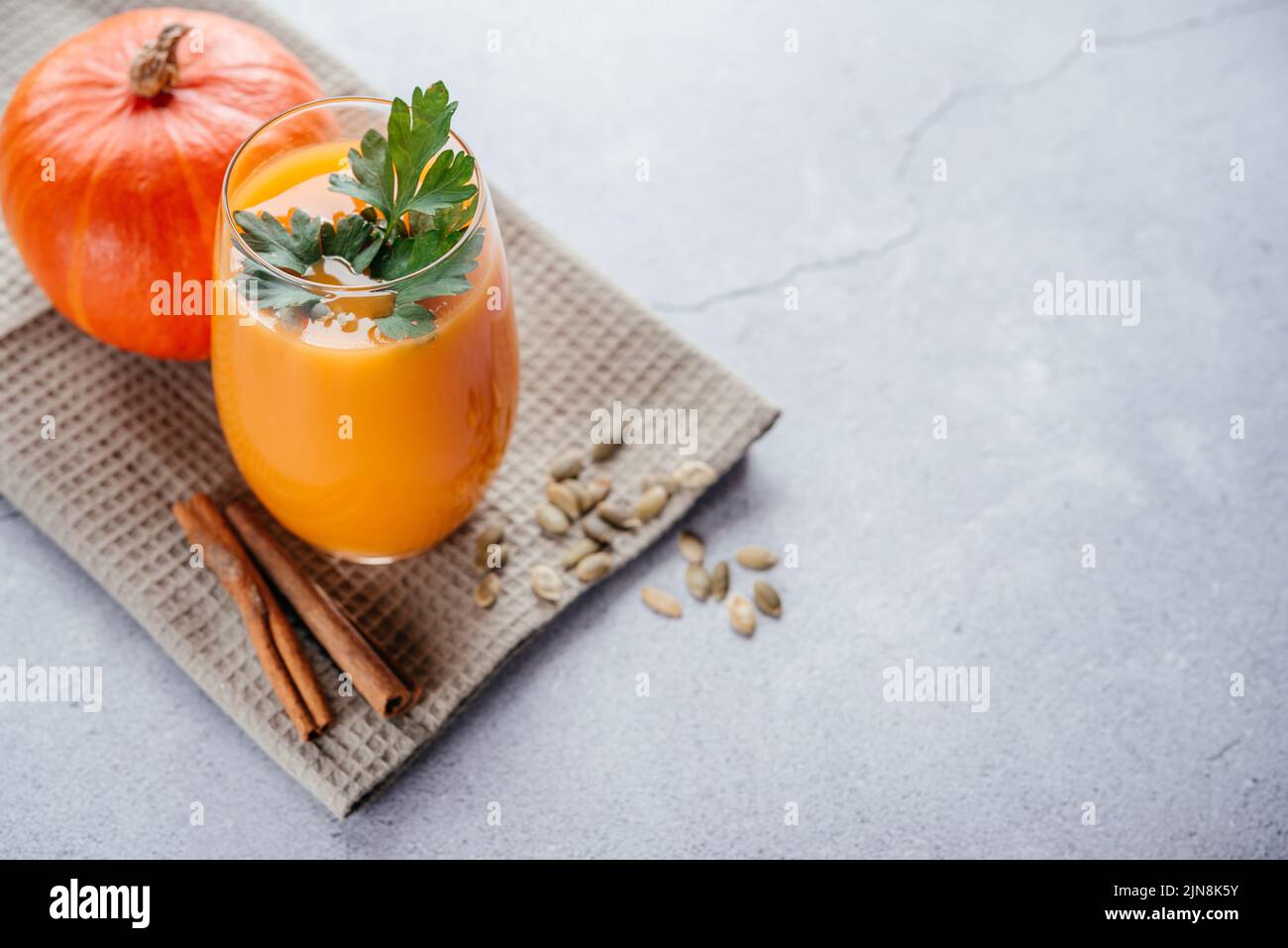 Bevanda vegana di zucca piccante, bevande vegane sane in autunno Foto Stock