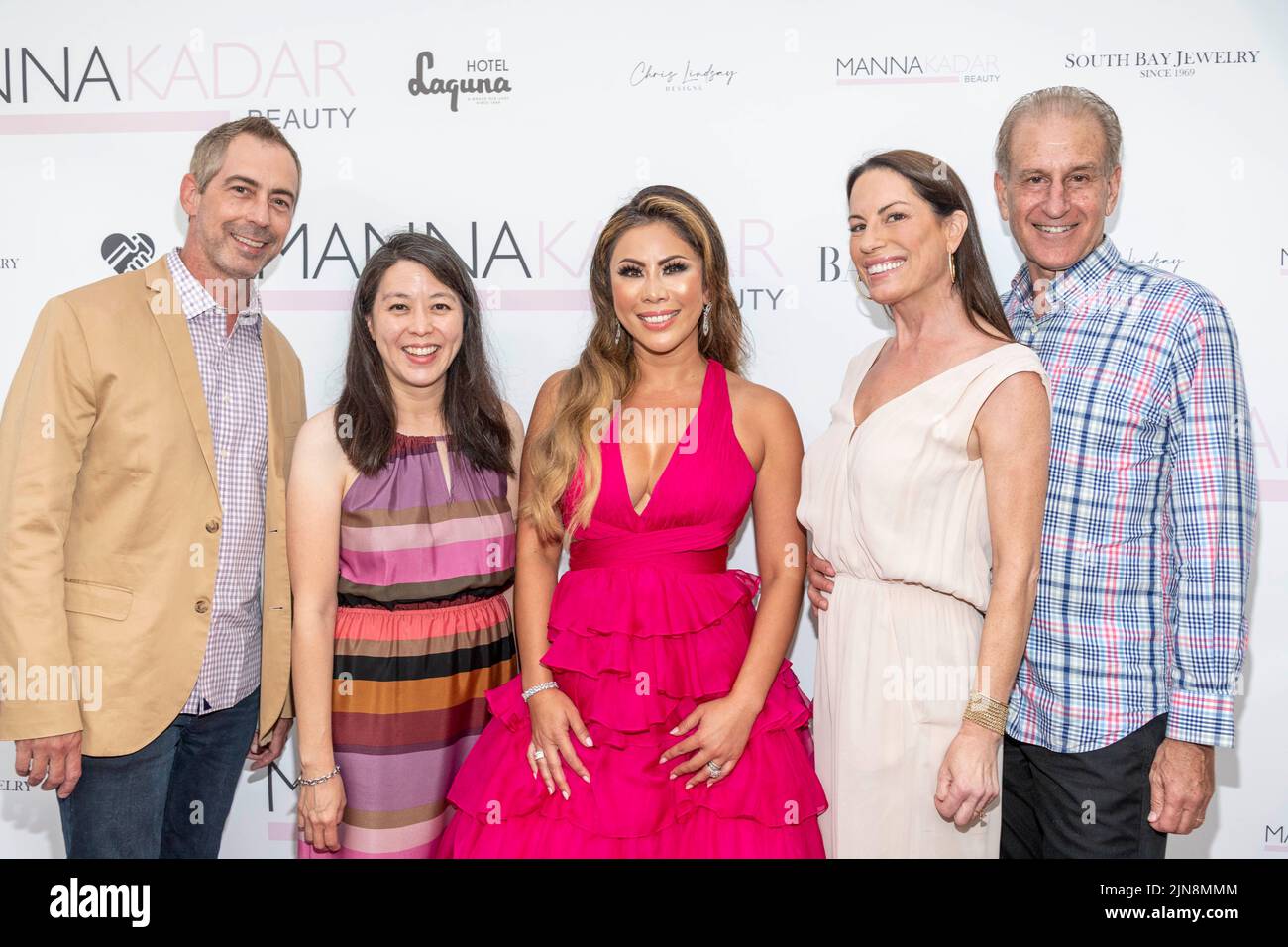 Los Angeles, Stati Uniti. 09th ago 2022. Mark e Angelina Mueller, Manna Kadar, Jennifer Kalinowski, Richard Reisman partecipano a Manna Kadar Celebrity Pink Carpet celebra BAZAAR Cover Release 2022 all'Hotel Laguna, Laguna Beach, CA il 9 agosto 2022 Credit: Eugene Powers/Alamy Live News Foto Stock