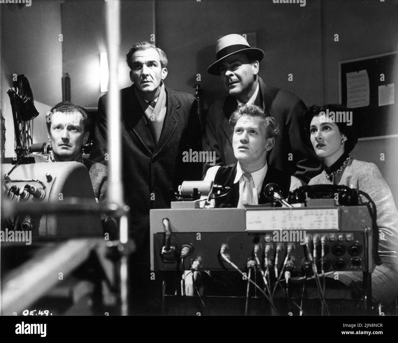 JAMES DRAKE DAVID KING-WOOD BRIAN DONLEVY e GORDON JACKSON nel QUATERMASS XPERIMENT (UK) / THE CREEPING UNKNOWN (US) 1955 regista VAL GUEST screenplay Richard H. Landau e Val Guest basato sulla BBC TV play di Nigel Kneale make up artista Phil Leakey musica James Bernard produttore Anthony Hinds Pellicole HAMMER / pellicole esclusive Foto Stock