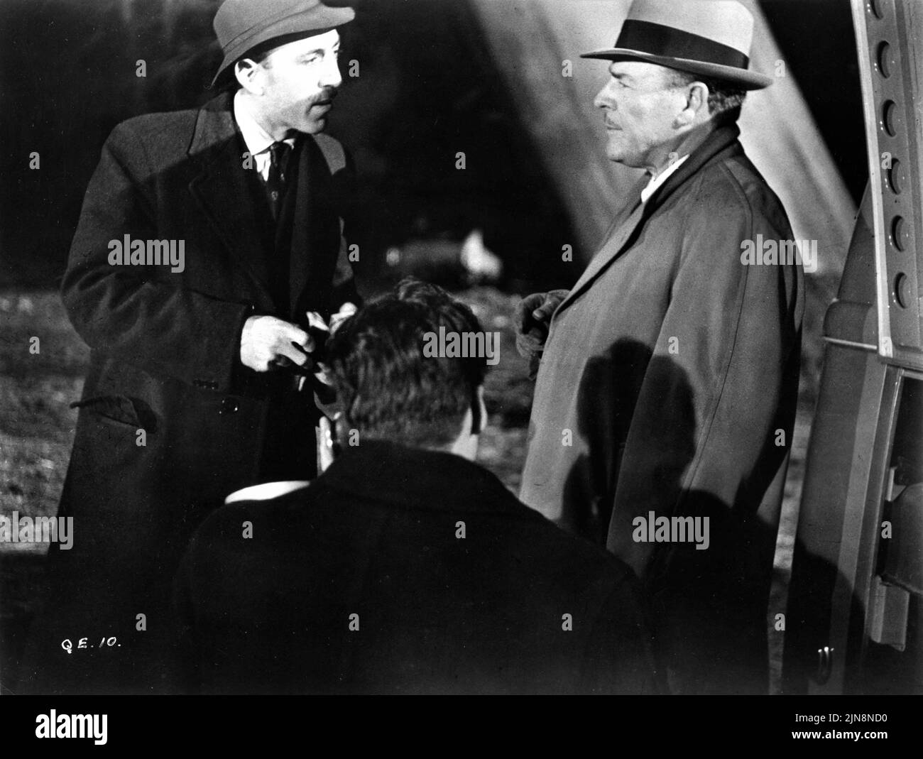 LIONEL JEFFRIES MAURICE KAUFMANN (torna alla fotocamera) E BRIAN DONLEVY nel QUATERMASS XPERIMENT (UK) / THE CREEPING UNKNOWN (US) 1955 regista VAL GUEST screenplay Richard H. Landau e Val Guest basato sulla BBC TV play di Nigel Kneale make up artista Phil Leakey musica James Bernard produttore Anthony Hinds Hammer Films / Exclusive Films Foto Stock