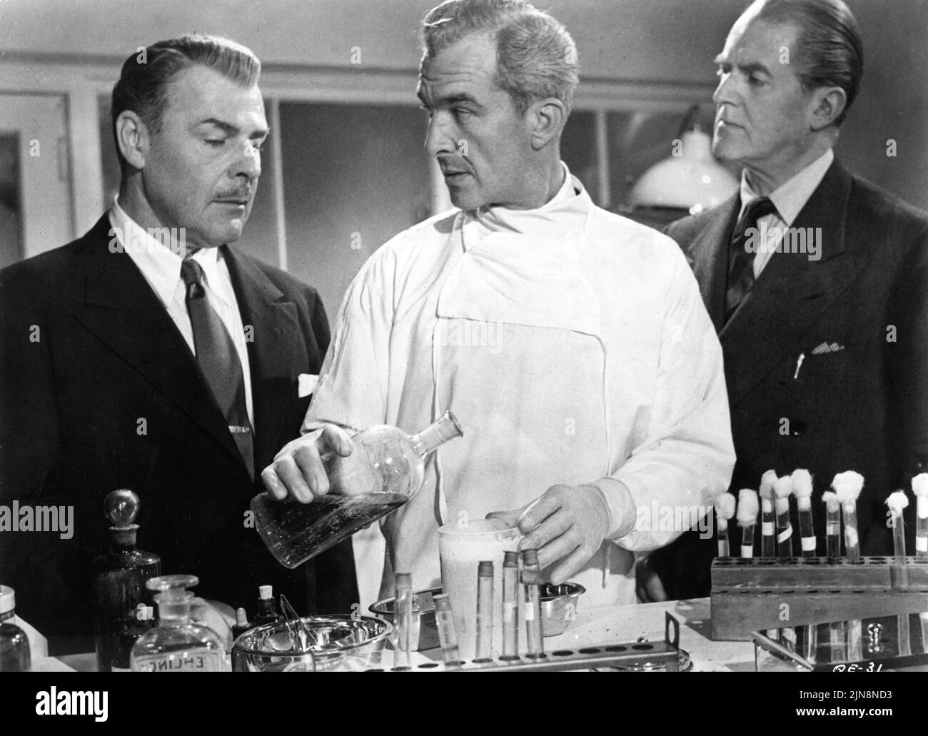 BRIAN DONLEVY DAVID KING-WOOD and JACK WARNER in the QUATERMASS XPERIMENT (UK) / THE CREEPING UNKNOWN (US) 1955 regista VAL GUEST screenplay Richard H. Landau e Val Guest basato sulla BBC TV play di Nigel Kneale make up artista Phil Leakey musica James Bernard produttore Anthony Hinds Hammer Films / Film esclusivi Foto Stock