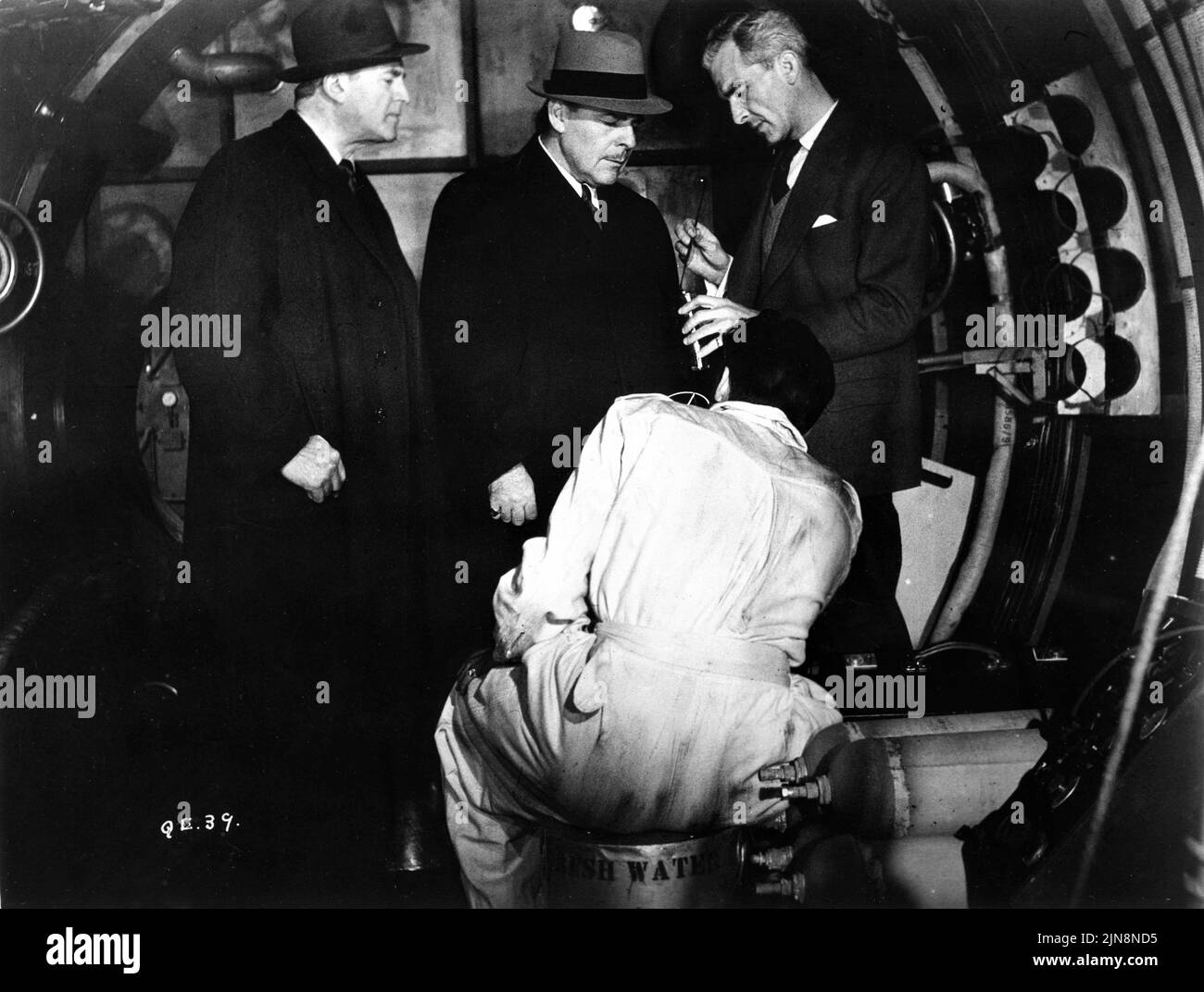 JACK WARNER BRIAN DONLEVY DAVID KING-WOOD e MAURICE KAUFMANN (torna alla fotocamera) Nel QUATERMASS XPERIMENT (UK) / THE CREEPING UNKNOWN (US) 1955 regista VAL GUEST screenplay Richard H. Landau e Val Guest basato sulla BBC TV play di Nigel Kneale make up artista Phil Leakey musica James Bernard produttore Anthony Hinds Hammer Films / Exclusive Films Foto Stock