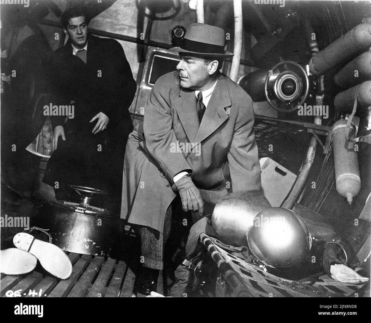 MAURICE KAUFMANN e BRIAN DONLEVY nel QUATERMASS XPERIMENT (UK) / THE CREEPING UNKNOWN (US) 1955 regista VAL SCENEGGIATURA OSPITE Richard H. Landau e Val Guest basato sulla BBC TV play di Nigel Kneale make up artista Phil Leakey musica James Bernard produttore Anthony Hinds Hammer Films / Exclusive Film Foto Stock