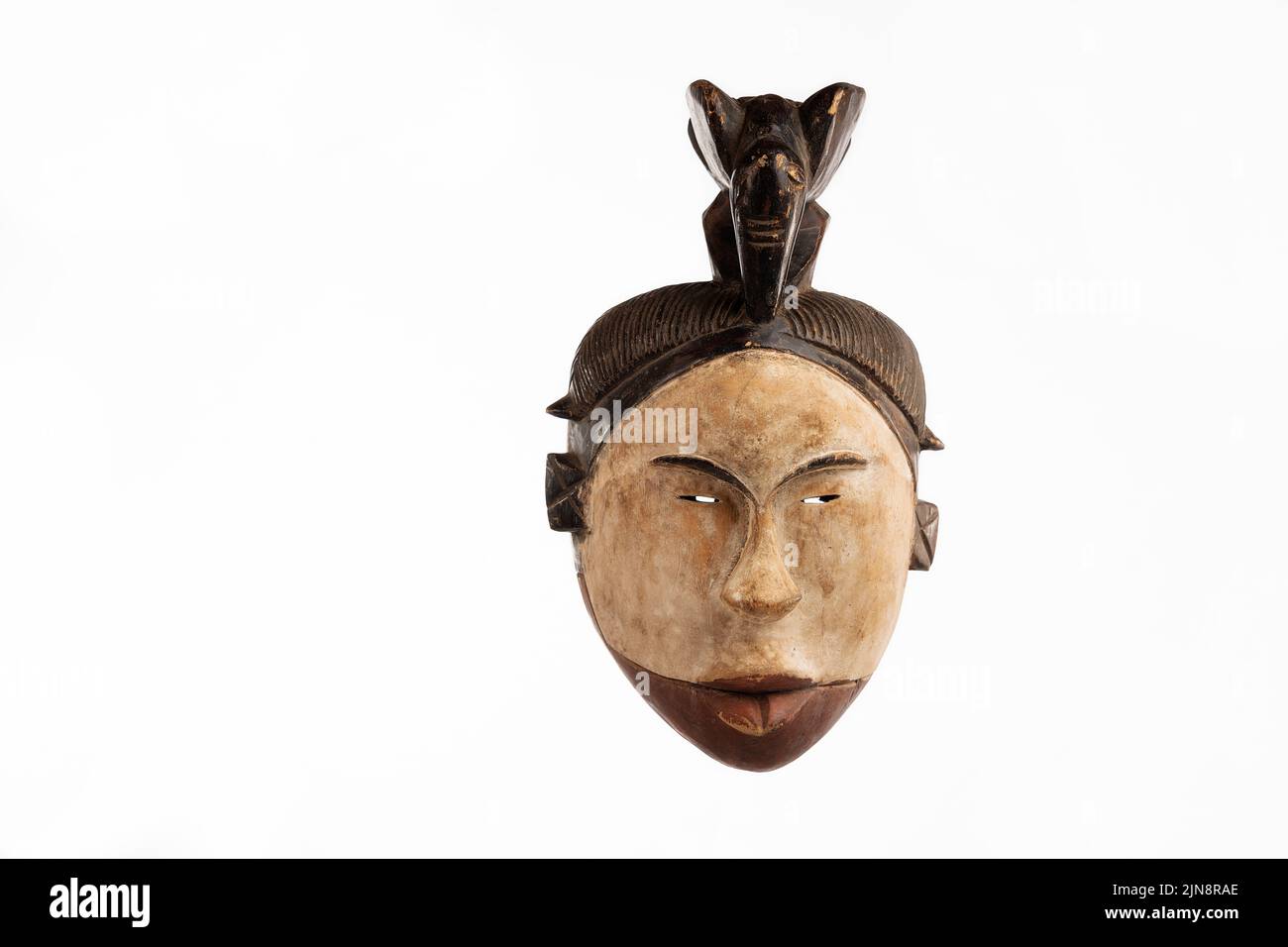 Tradizionale maschera africana di legno su sfondo bianco Foto Stock