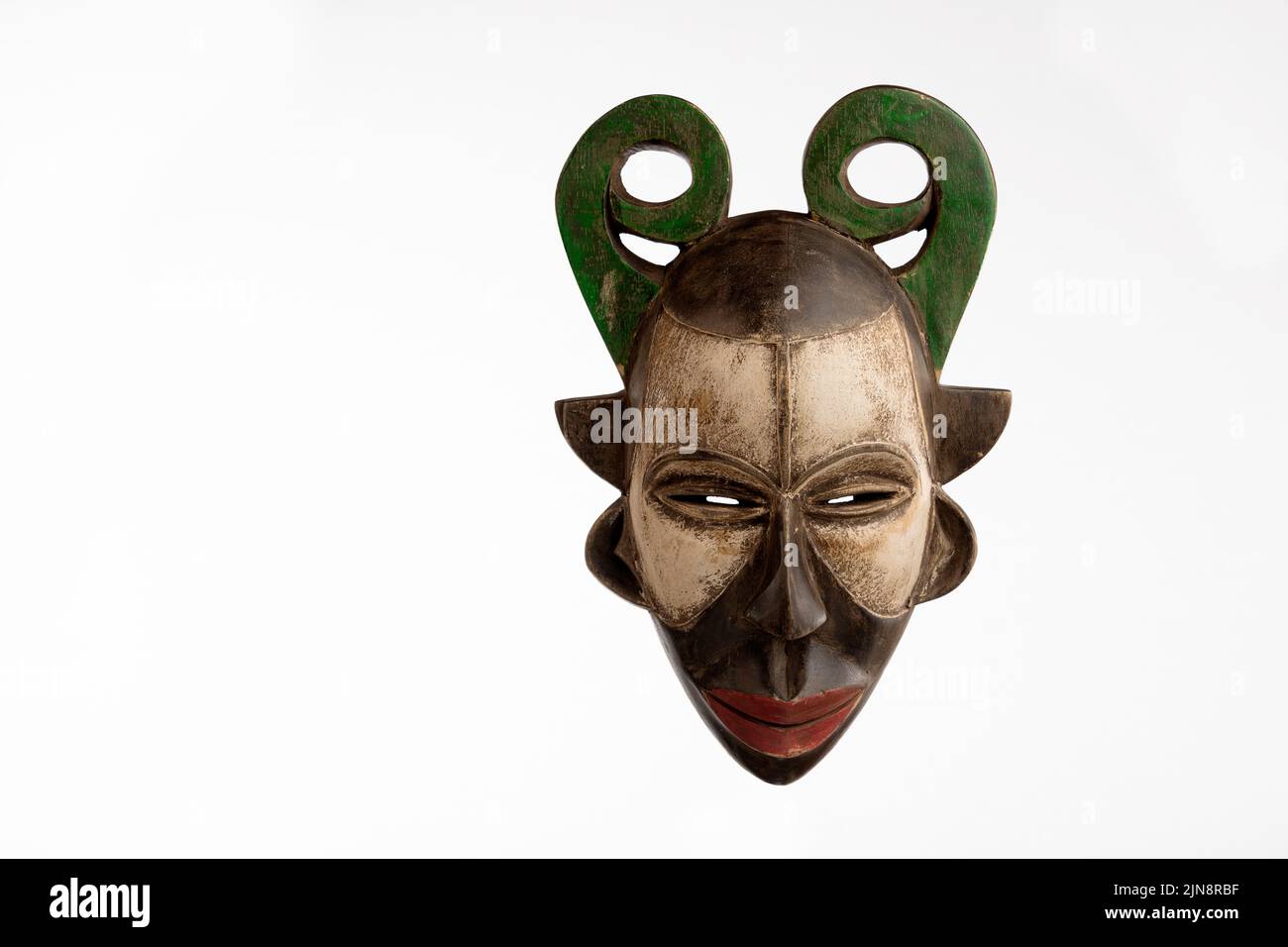 Tradizionale maschera africana di legno su sfondo bianco Foto Stock