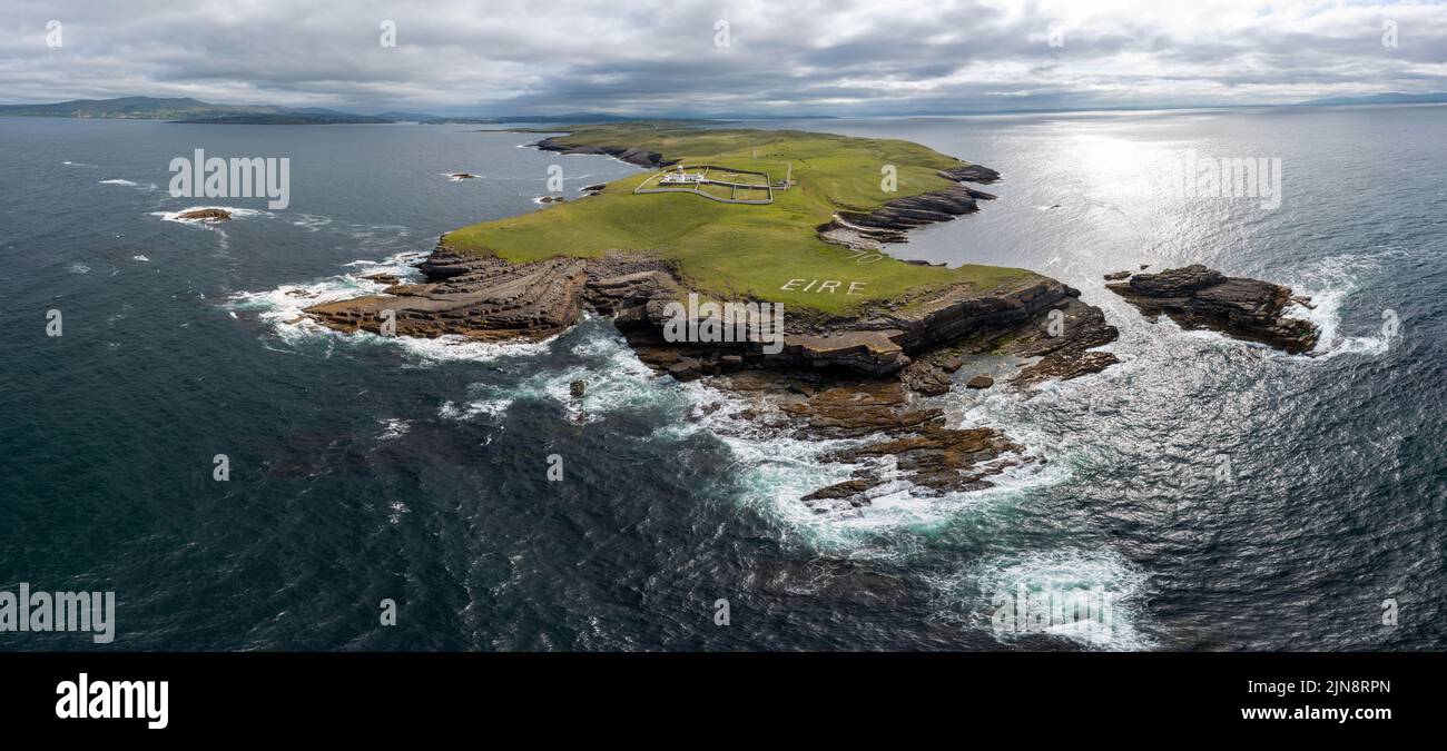 Un paesaggio panoramico con droni di St. John's Point e il faro di Donegal Bay nel nord-ovest dell'Irlanda Foto Stock