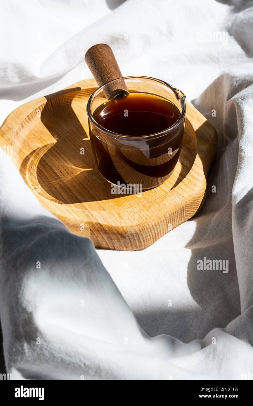Ambiente accogliente e accogliente con una tazza di caffè a letto. Concetto di mattina. Foto Stock