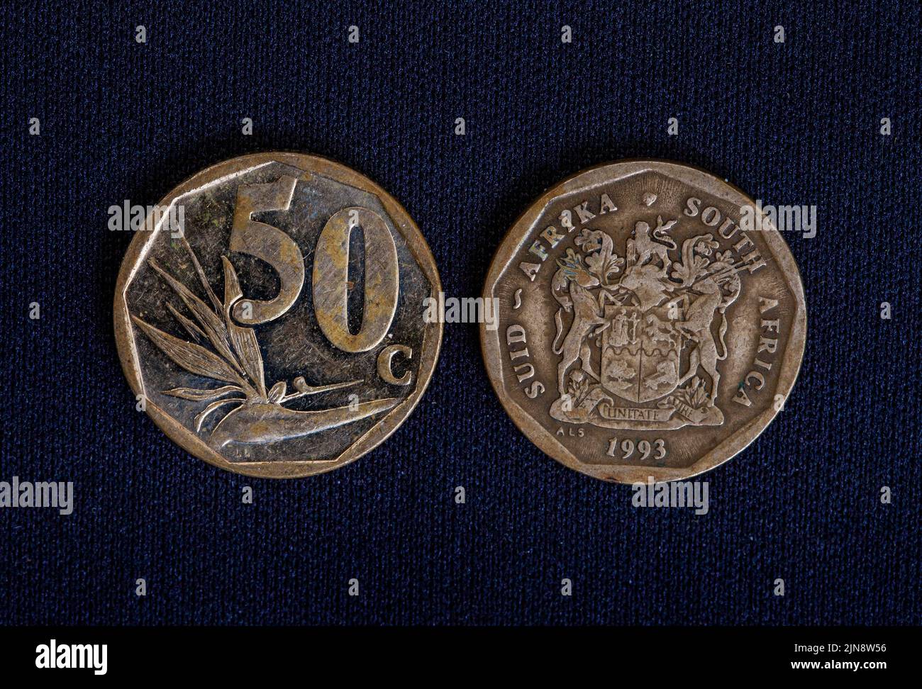 Rand e centesimi sulla moneta nera del Sud Africa. Ogni centesimo conta come i costi di vita aumentano Foto Stock