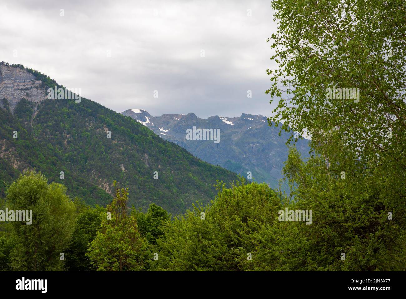 Belledonne Massif nelle Alpi Dauphiné, visto da le Bourg-d'Oisans, dipartimento Isère nel sud-est della Francia Foto Stock