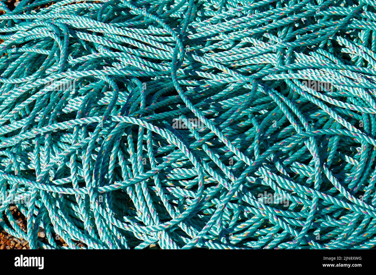 Bobine di corda usate nella pesca commerciale immagazzinate all'aperto sulla spiaggia di ghiaia nel Norfolk del Nord a Cley-next-the-Sea, Norfolk, Inghilterra, Regno Unito. Foto Stock