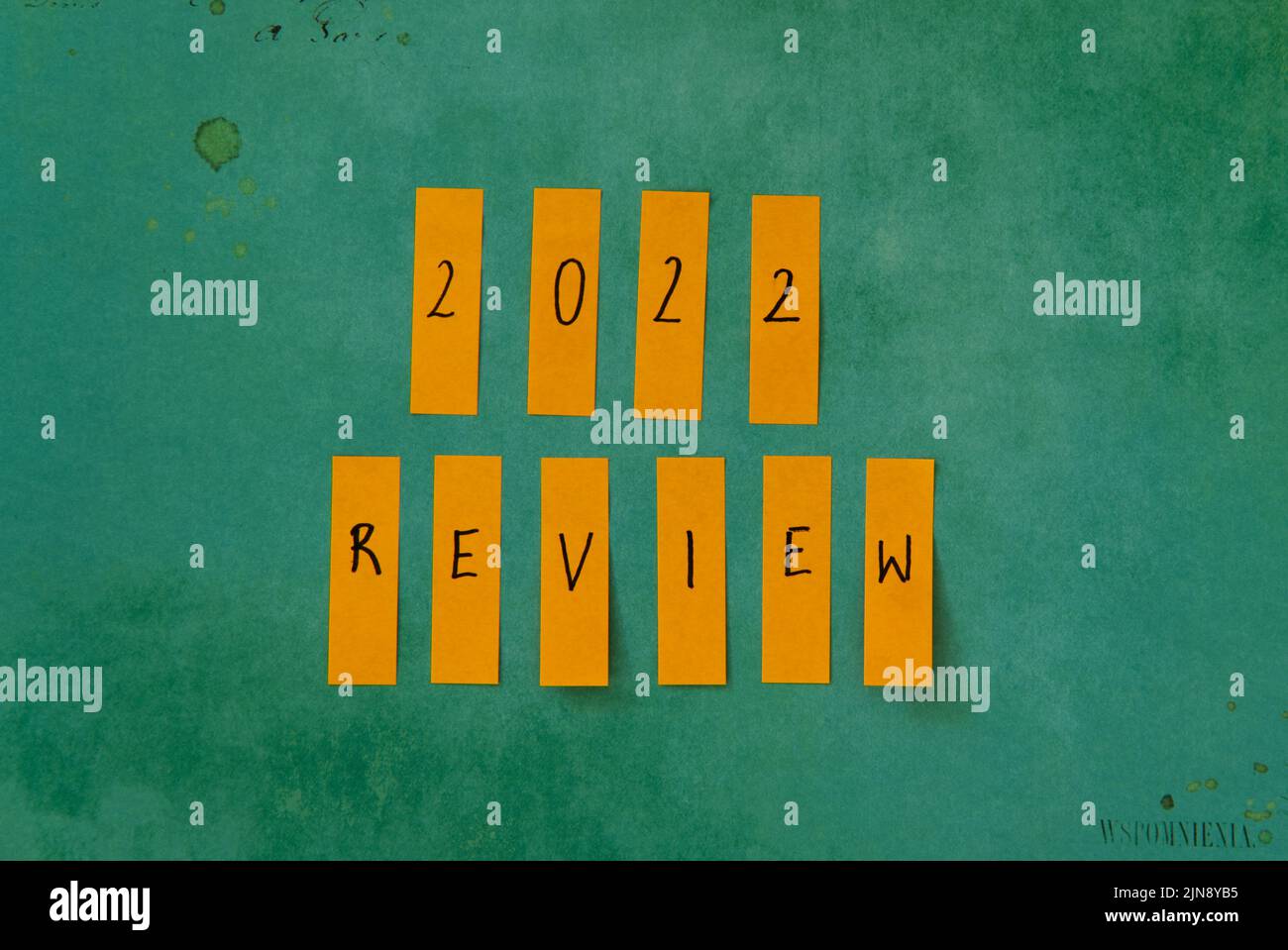 2022 recensione. Post su carta con 2022 sommario scritto. Concept photo di eva;uating the finished year Foto Stock
