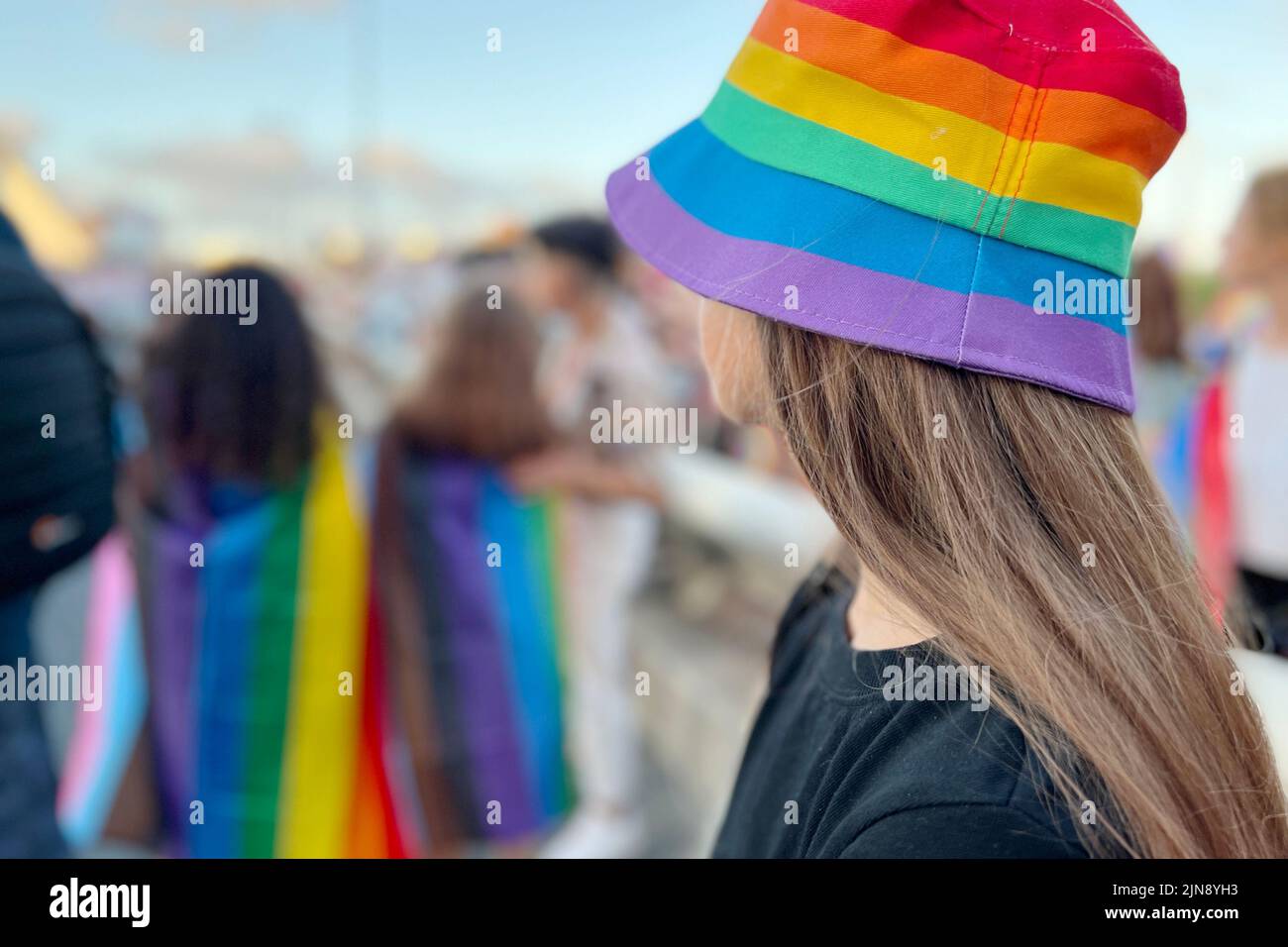 Seattle Pride Parade. Bambino che indossa colori arcobaleno per sostenere la sfilata Pride. Foto Stock