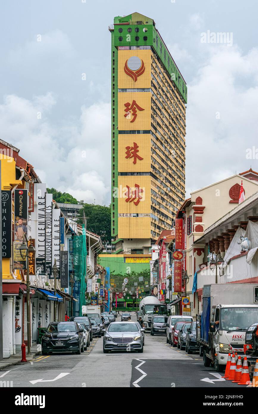 Il People's Park Complex, scritto in cinese, è uno dei più antichi complessi con ambienti residenziali e commerciali misti situati a Chinatown, Singapore. Foto Stock