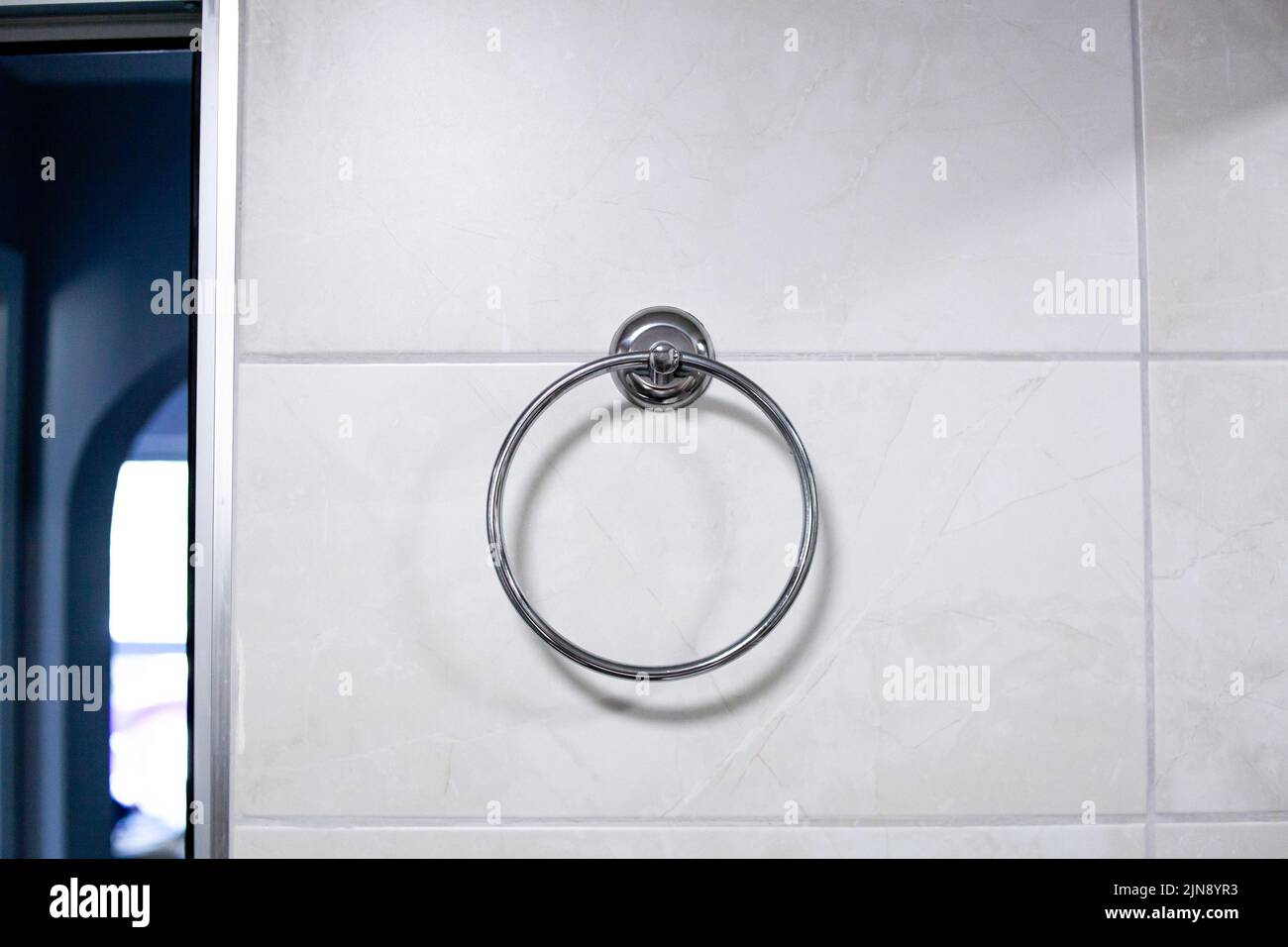 Portasciugamani ad anello in bagno. Sollevare il portasciugamani Foto Stock