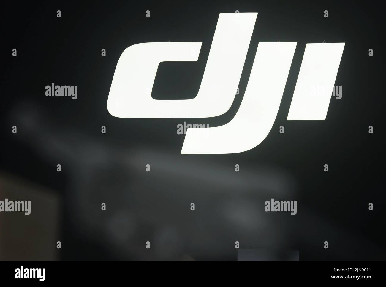 HANGZHOU, CINA - 10 AGOSTO 2022 - un logo DJI Innovation è raffigurato a Hangzhou, provincia dello Zhejiang della Cina orientale, 10 agosto 2022. Foto Stock
