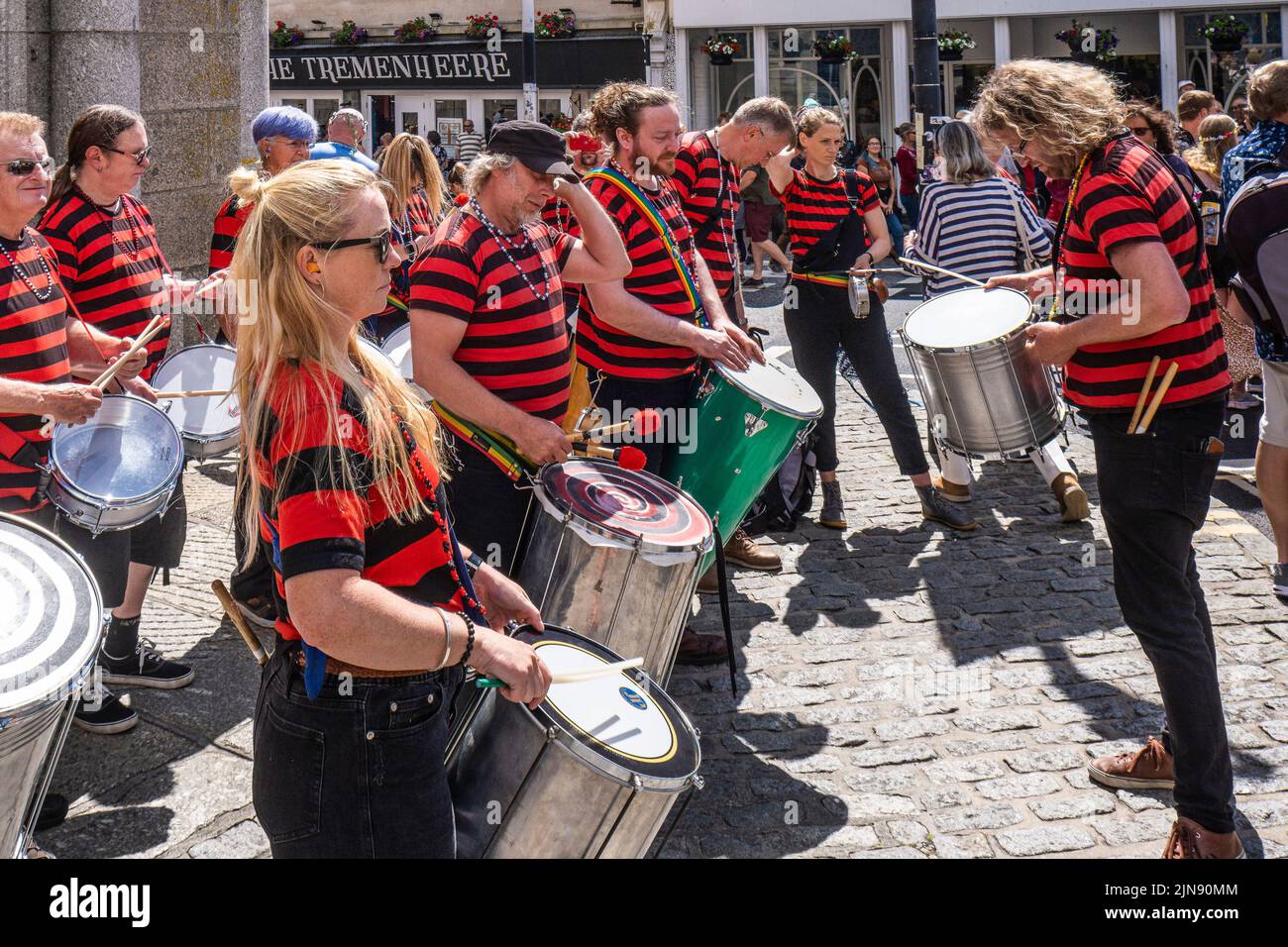 DakaDoum la Afro/Brazilian Percussion Band si esibisce nel centro di Penzance durante la colorata sfilata Mazey Day in Cornovaglia in Inghilterra nel Regno Unito. Foto Stock