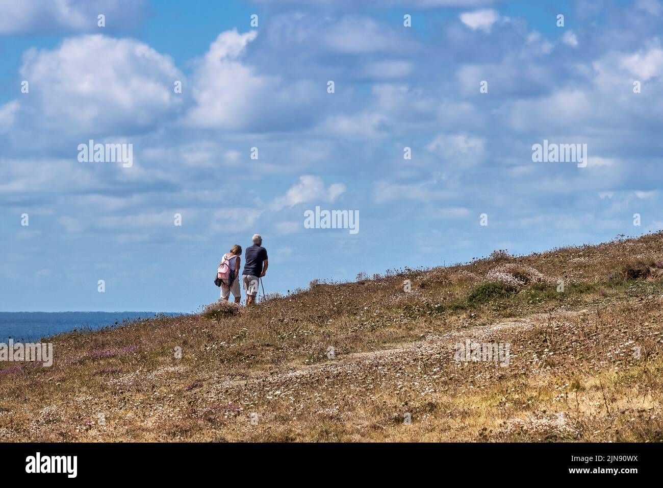 Coppia matura in vacanza godendo una passeggiata su Pentire Point East a Newquay in Cornovaglia nel Regno Unito. Foto Stock