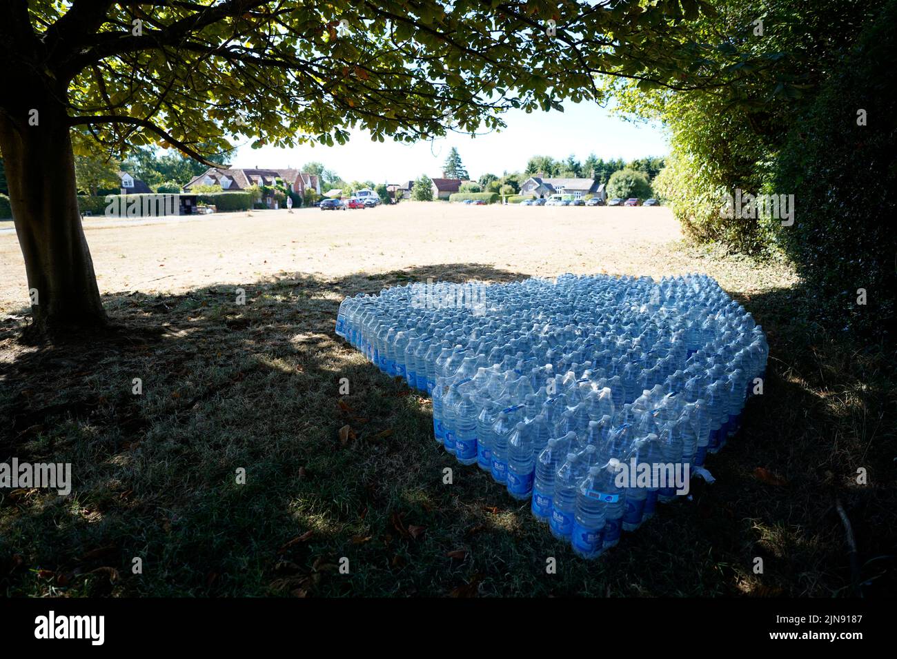 Bottiglie d'acqua fornite da Thames Water per i residenti del villaggio di Northend in Oxfordshire, dove la società di acqua sta pompando acqua nella rete di approvvigionamento a seguito di un problema tecnico a Stokenchurch Reservoir. TData foto: Mercoledì 10 agosto 2022. Foto Stock