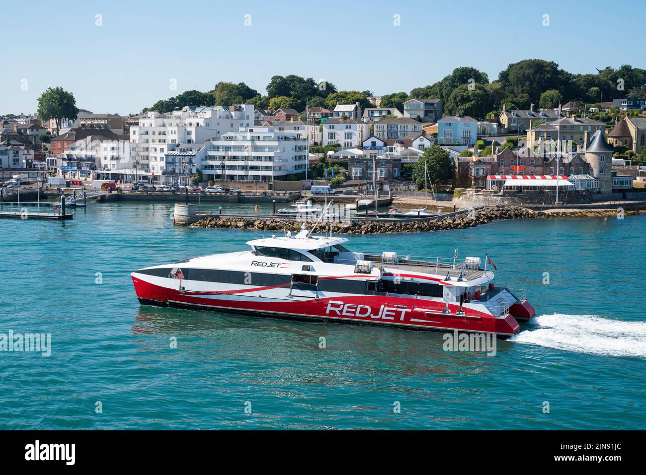 Il Red Jet, un catamarano ad alta velocità gestito da Red Funnel, si porta a West Cowes sull'Isola di Wight nelle vacanze estive. Foto Stock