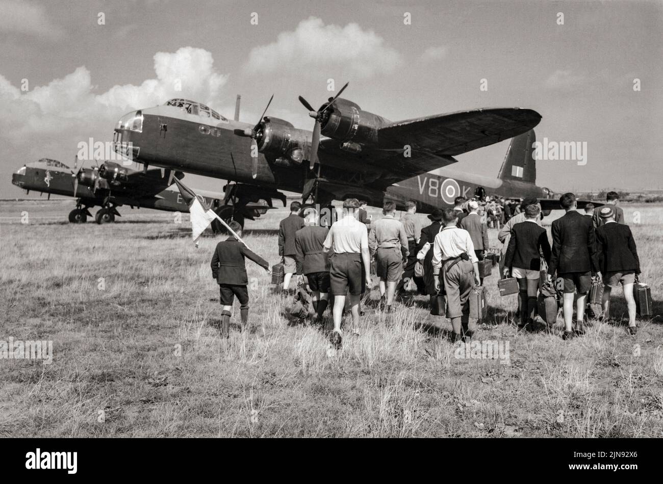 Gli orfani cecoslovacchi dei campi di concentramento tedeschi si rechino a breve Stirling GT Mark IV parcheggiati all'aeroporto di Praga, che li porterà nel Regno Unito per la riabilitazione Foto Stock