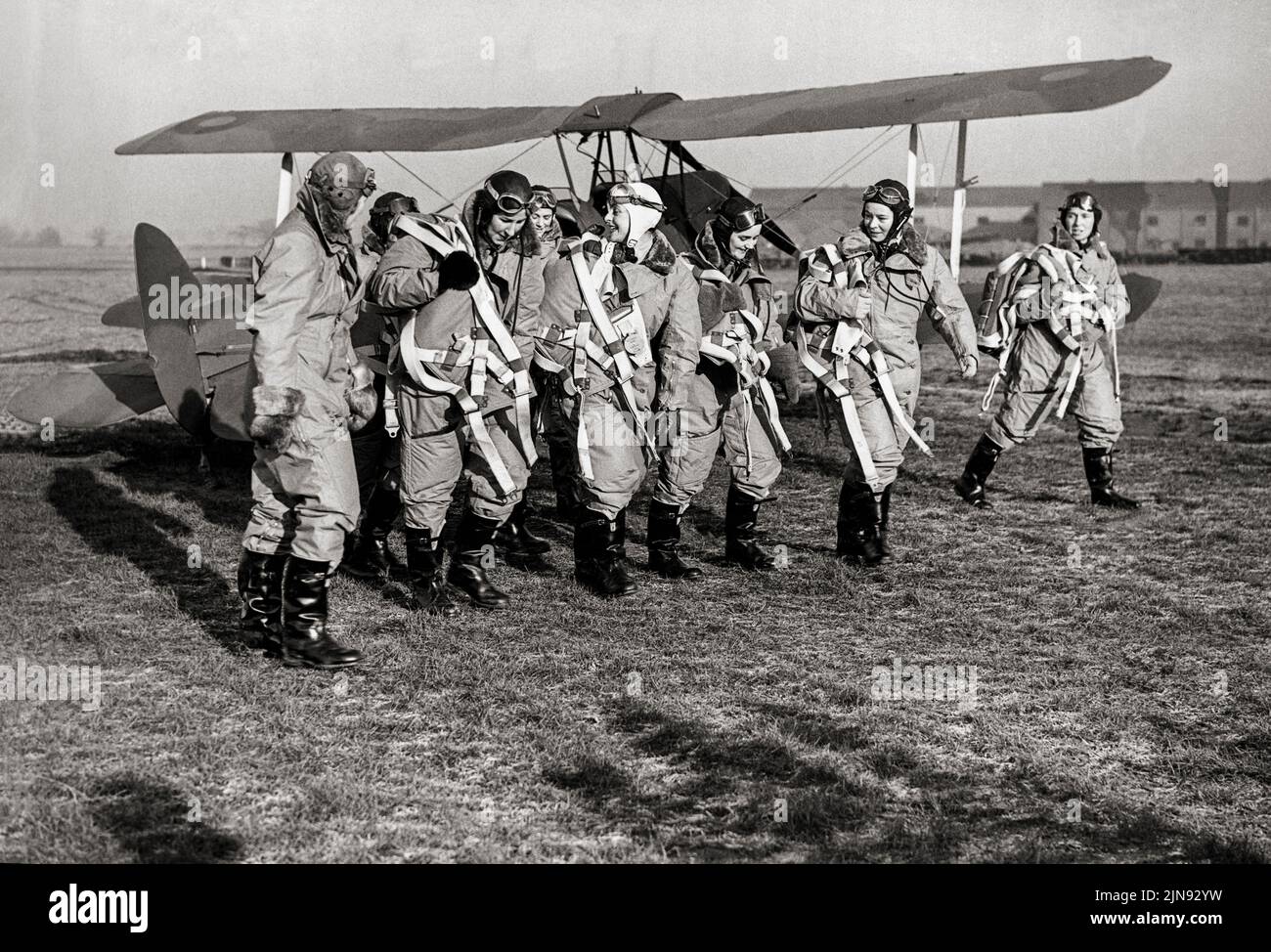 Con un addestratore di Tiger Moth, un gruppo di donne ausiliarie di trasporto aereo sono fotografate nel loro kit di volo a Hatfield, Hertfordshire, il 10 gennaio 1940. Foto Stock