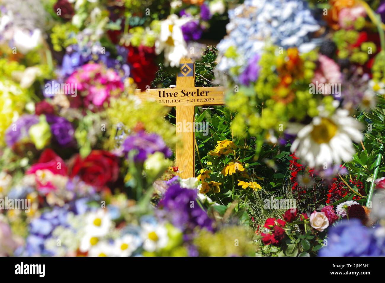 10 agosto 2022, Amburgo, Ohlsdorfer Friedhof: La tomba di Uwe Seeler al cimitero di Ohlsdorf ad Amburgo. L'atleta, morto il 21 luglio 2022, è stato sepolto il 4 agosto nell'immediato circolo familiare del cimitero di Ohlsdorf. Foto: Markus Tischler/dpa Foto Stock