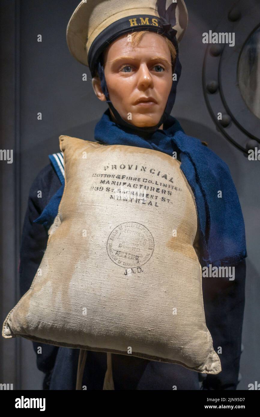 WWII RNC / Royal Canadian Navy Seaman indossando WW2 salvavita / cintura di sicurezza / giubbotto salvavita / salvavita / giubbotto salvavita nel museo della seconda Guerra Mondiale Foto Stock