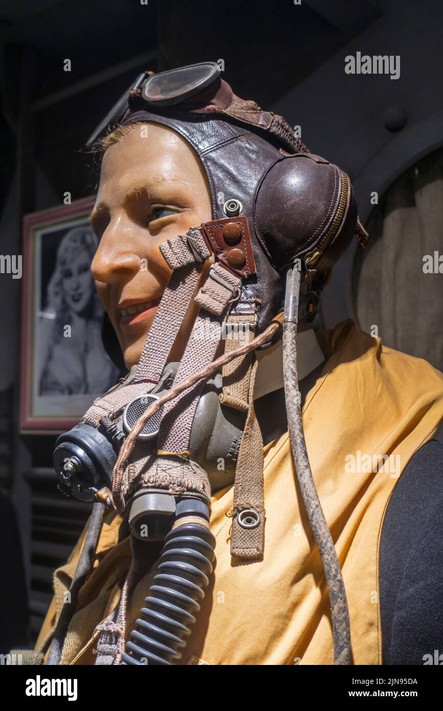 Manichino del museo che indossa la berretto/casco in pelle dell'equipaggio British WW2 RAF tipo C, occhiali, maschera per ossigeno di tipo G e apparecchiature di comunicazione della seconda Guerra Mondiale Foto Stock