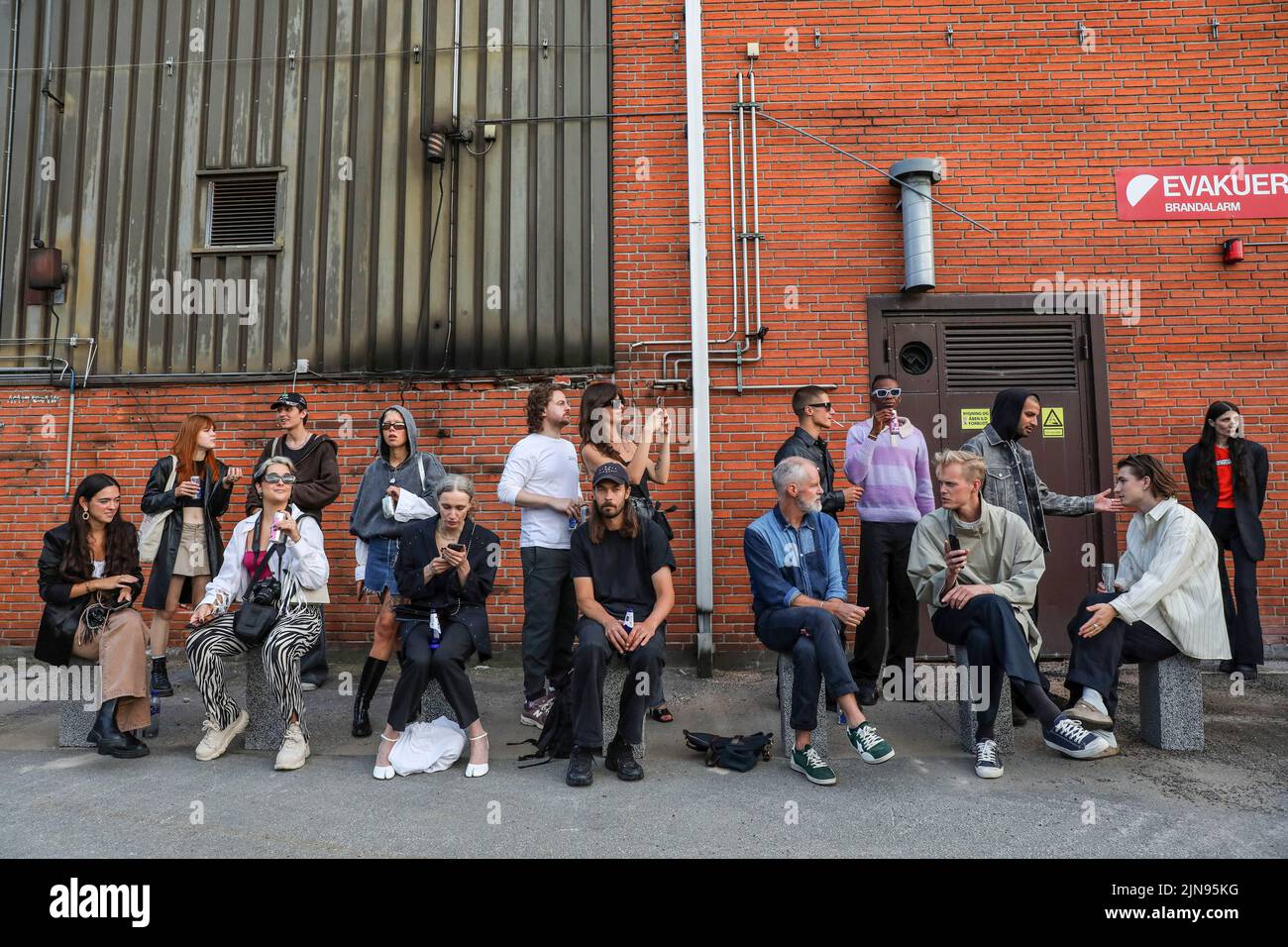 Copenaghen, Danimarca. 09th ago 2022. Gli ospiti attendono l'inizio dell'evento Copenhagen Fashion Week SS 2023 in Scandinavia. Copenhagen Fashion Week è il principale evento di moda in Scandinavia. La settimana della moda di Copenaghen SS 2023 si svolge dal 9 al 12 agosto 2022 quest'estate. I designer amano organizzare passerelle in luoghi insoliti.la passerella del marchio P.L.N. sulla Copenhagen Fashion Week SS 2023. Credit: SOPA Images Limited/Alamy Live News Foto Stock