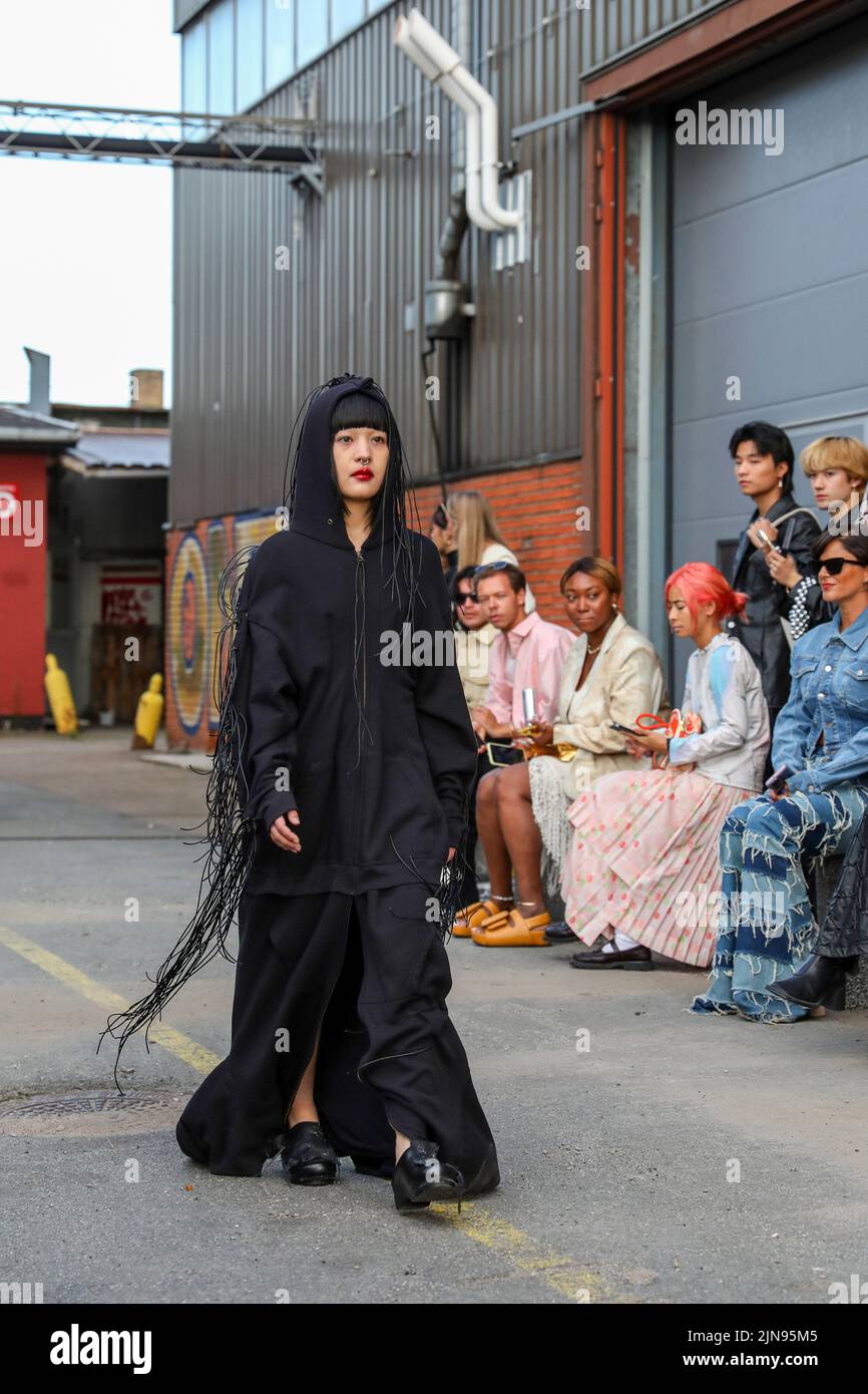 Copenaghen, Danimarca. 09th ago 2022. Un modello percorre la pista durante l'evento della settimana della moda di Copenaghen SS 2023 in Scandinavia. Copenhagen Fashion Week è il principale evento di moda in Scandinavia. La settimana della moda di Copenaghen SS 2023 si svolge dal 9 al 12 agosto 2022 quest'estate. I designer amano organizzare passerelle in luoghi insoliti.la passerella del marchio P.L.N. sulla Copenhagen Fashion Week SS 2023. Credit: SOPA Images Limited/Alamy Live News Foto Stock