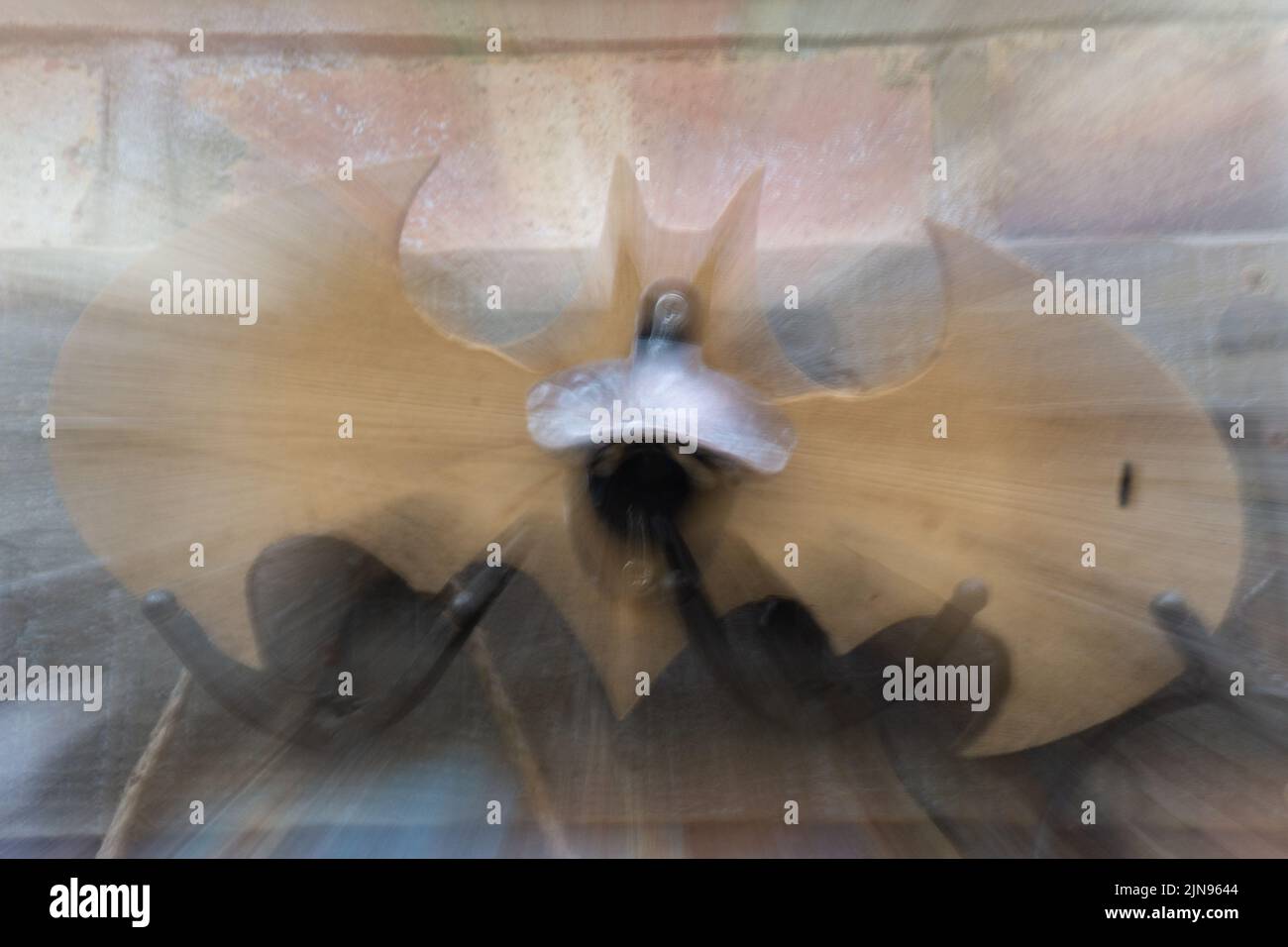 Apribottiglie Batman sulla parete in mattoni con effetto scoppio Foto Stock