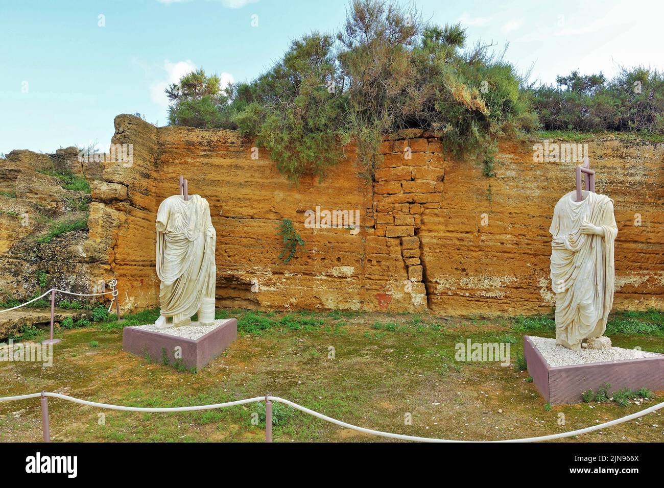 Statue di marmo senza testa, Valle dei Templi, Agrigento, Sicilia, Italia, Europa Foto Stock
