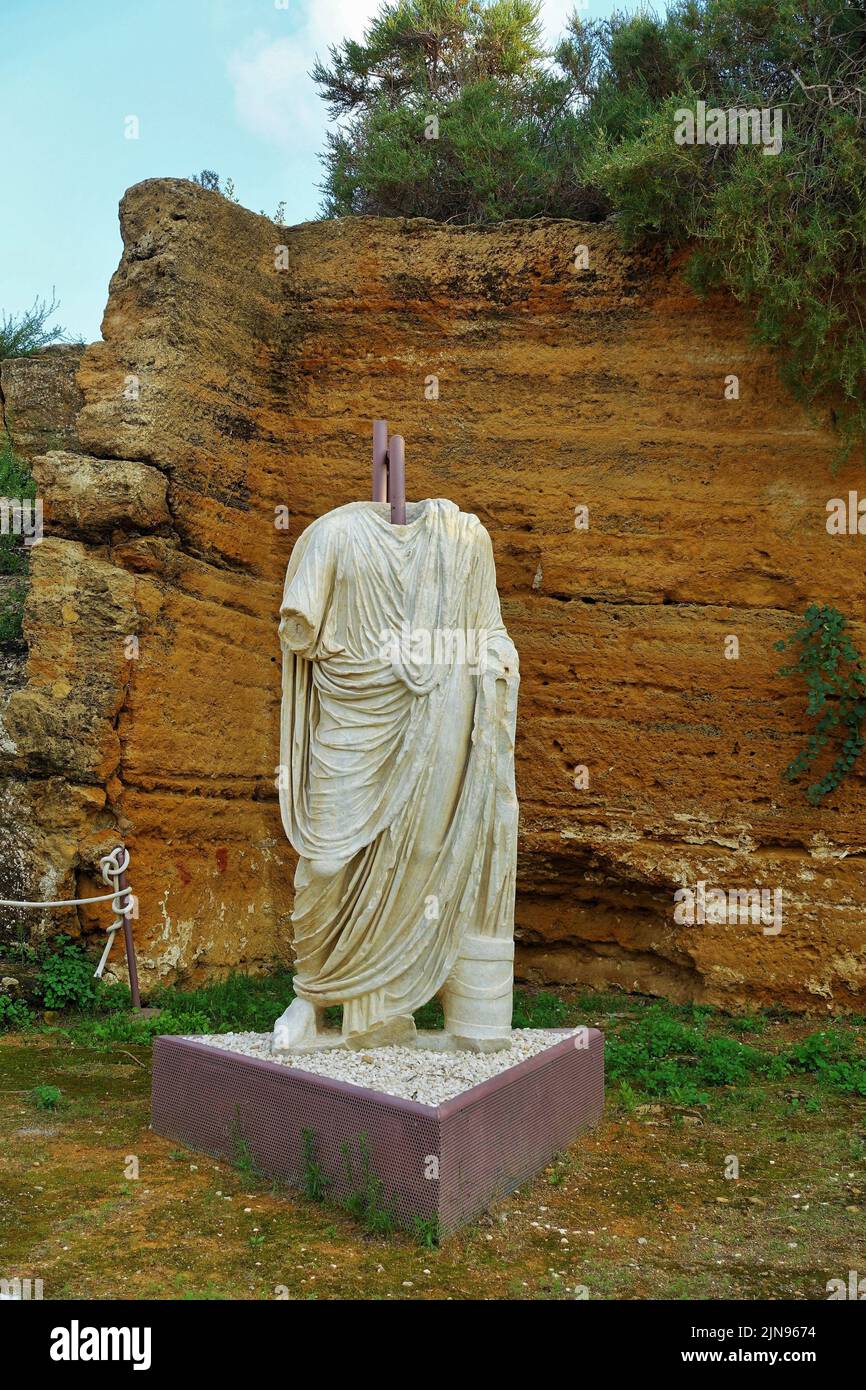 Statua di marmo senza testa, Valle dei Templi, Agrigento, Sicilia, Italia, Europa Foto Stock