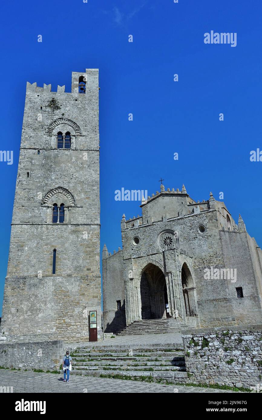 Torre e Chiesa del Castello Normanno, Erice, Trapani, Sicilia, Italia, Europa Foto Stock