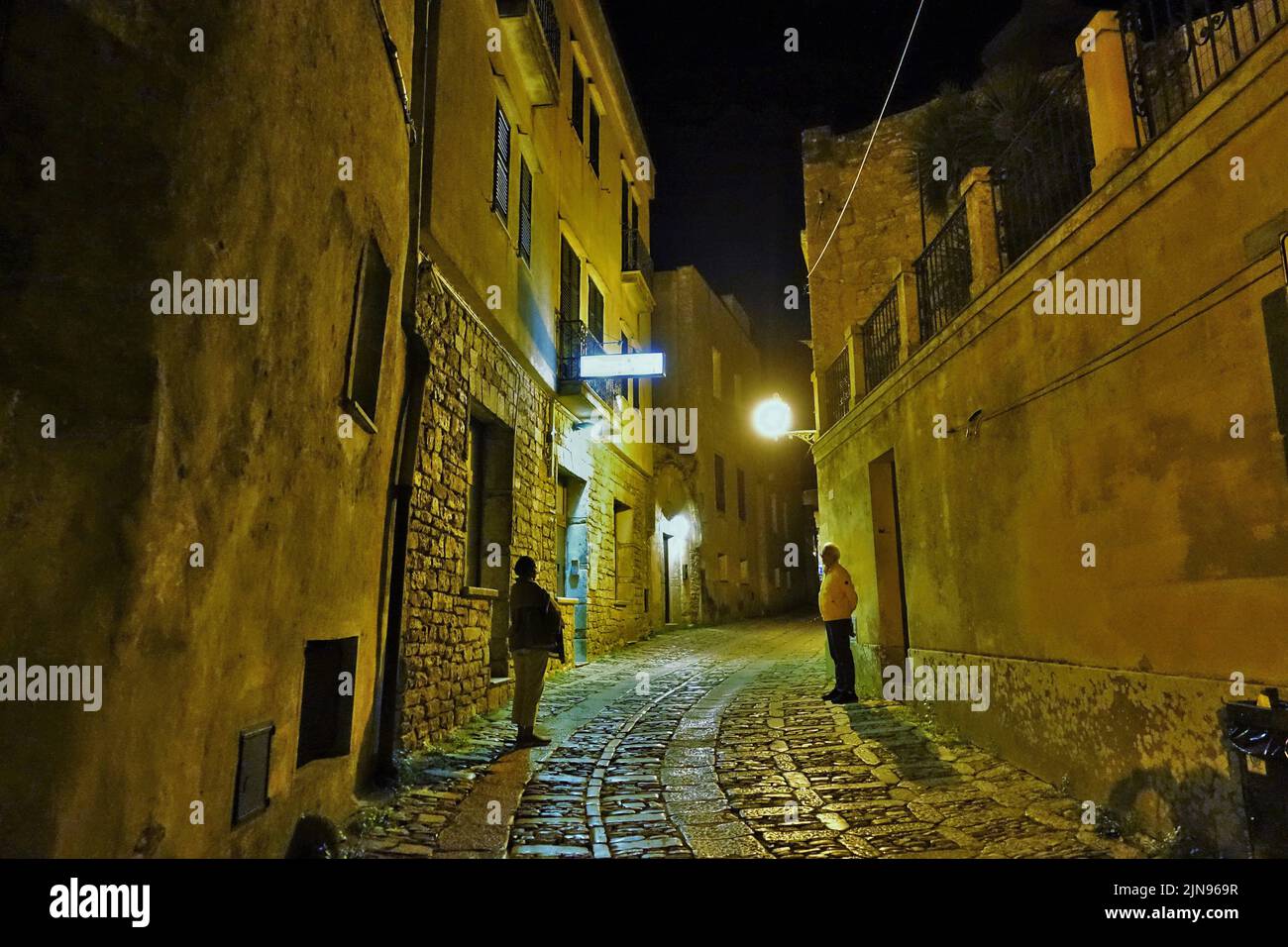 Strada stretta di notte, Erice, Trapani, Sicilia, Italia, Europa Foto Stock