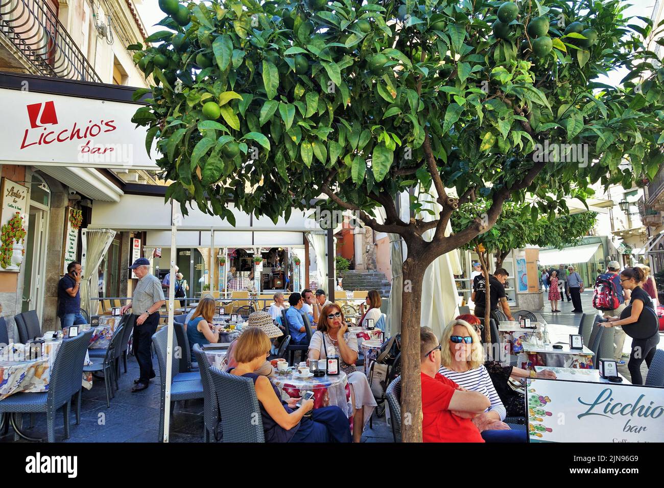 Pavement cafe, Licchio's Bar, Taormina, Palermo, Sicilia, Italia, Europa Foto Stock