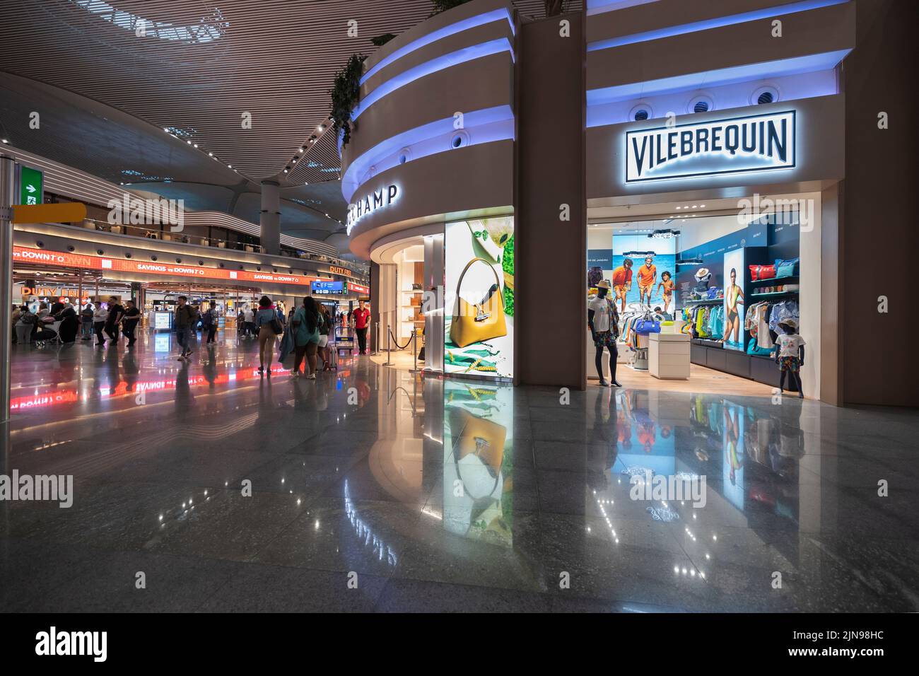 Un'immagine interna di un moderno Aeroporto di Istanbul con una splendida architettura e grandi opportunità di shopping Foto Stock