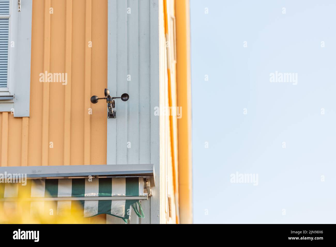 Uno scatto in primo piano di un anemometro su una parete alla luce del giorno Foto Stock